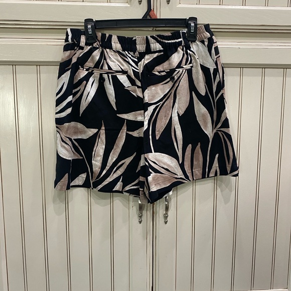Time and Tru Black and Tan Leaf Print Women's Shorts - Picture 3 of 5